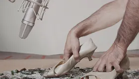 Sesión de Foley: manos creando efectos de sonido con zapatos frente a un micrófono