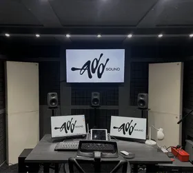 Estudio de grabación de locuciones de ADD Sound con monitores Genelec